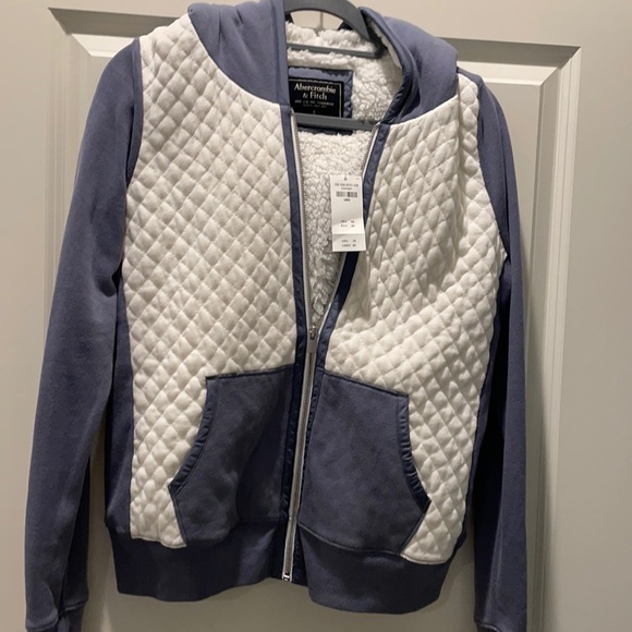 Abercrombie and Fitch Sherpa hoodie. Quilted front design. - Picture 1 of 5